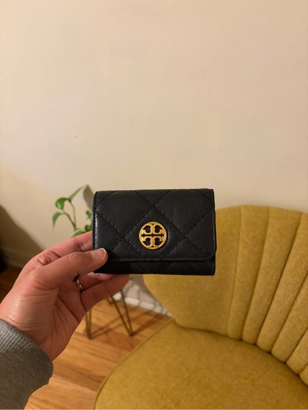 Tory Burch Black Quilted Leather Card Wallet with Gold Emblem - Picture 4 of 4